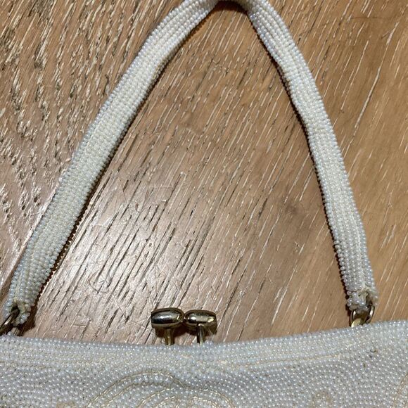 Mini vintage beaded White clutch with gold kiss lock - Picture 4 of 8